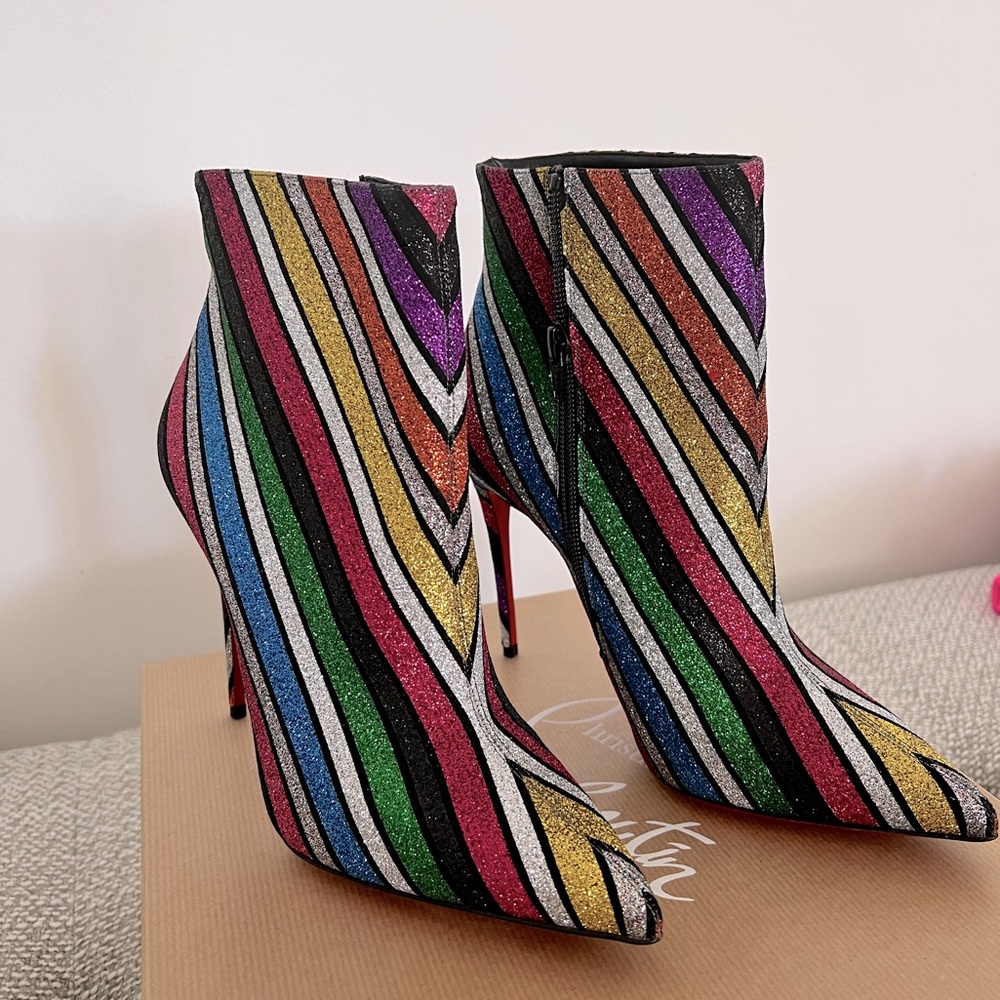 NEW Christian Louboutin So Kate Booty